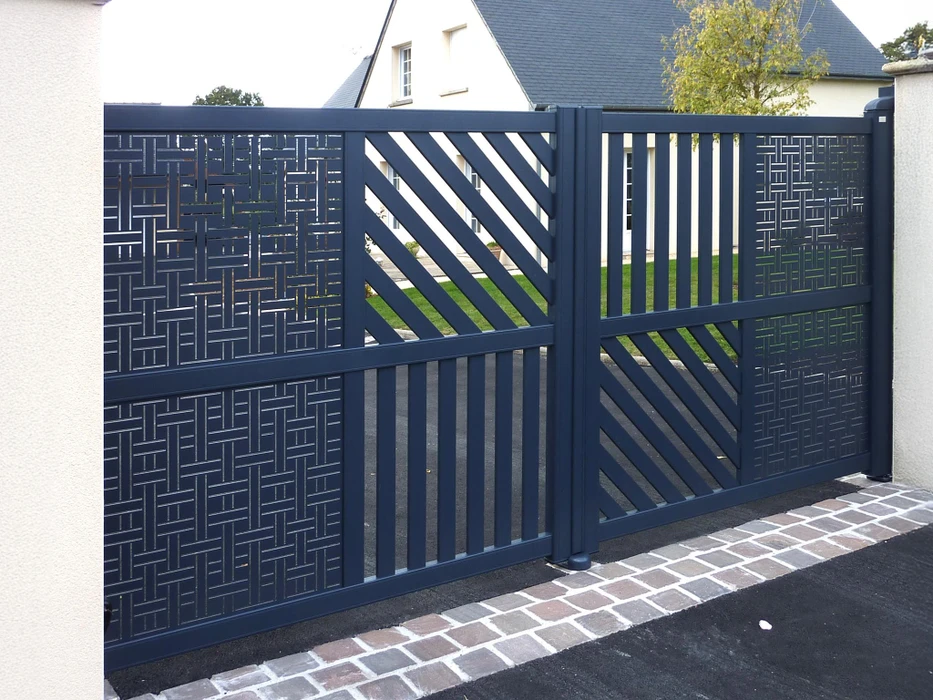 Scène extérieure résidentielle avec portail et clôture métalliques contemporains devant maison individuelle