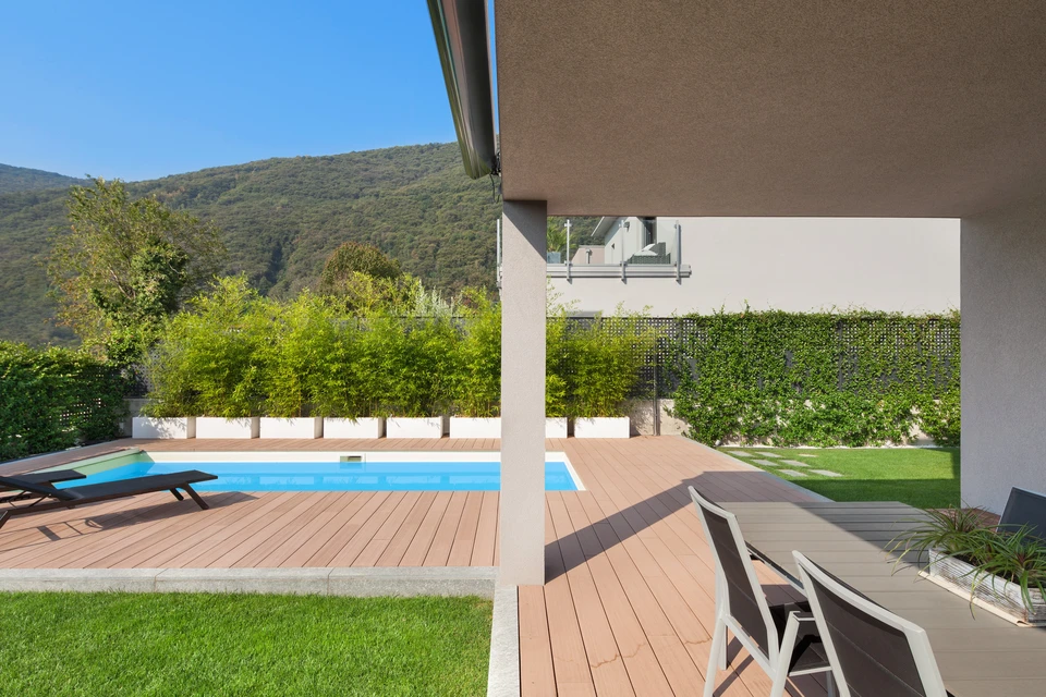 Extérieur, stockage de matériaux de construction en pierre naturelle