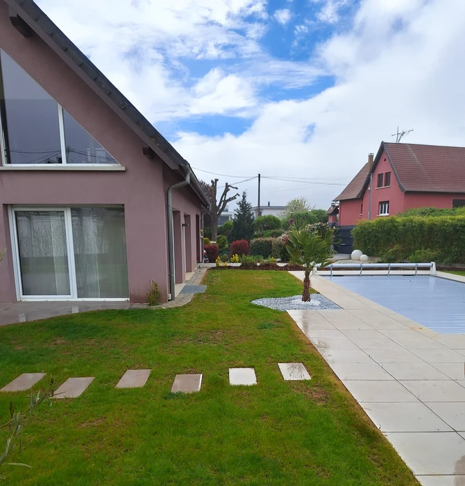 Jardin moderne extérieur avec allée piétonne composée de dalles béton et sections bois