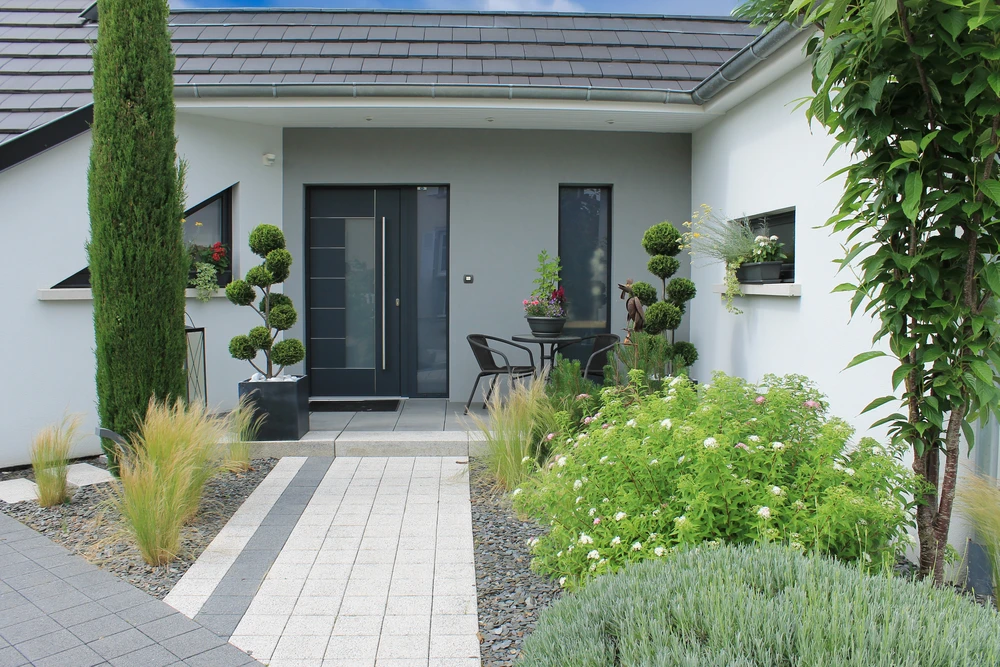 Jardin résidentiel avec piscine rectangulaire enterrée aux eaux turquoise cristallines