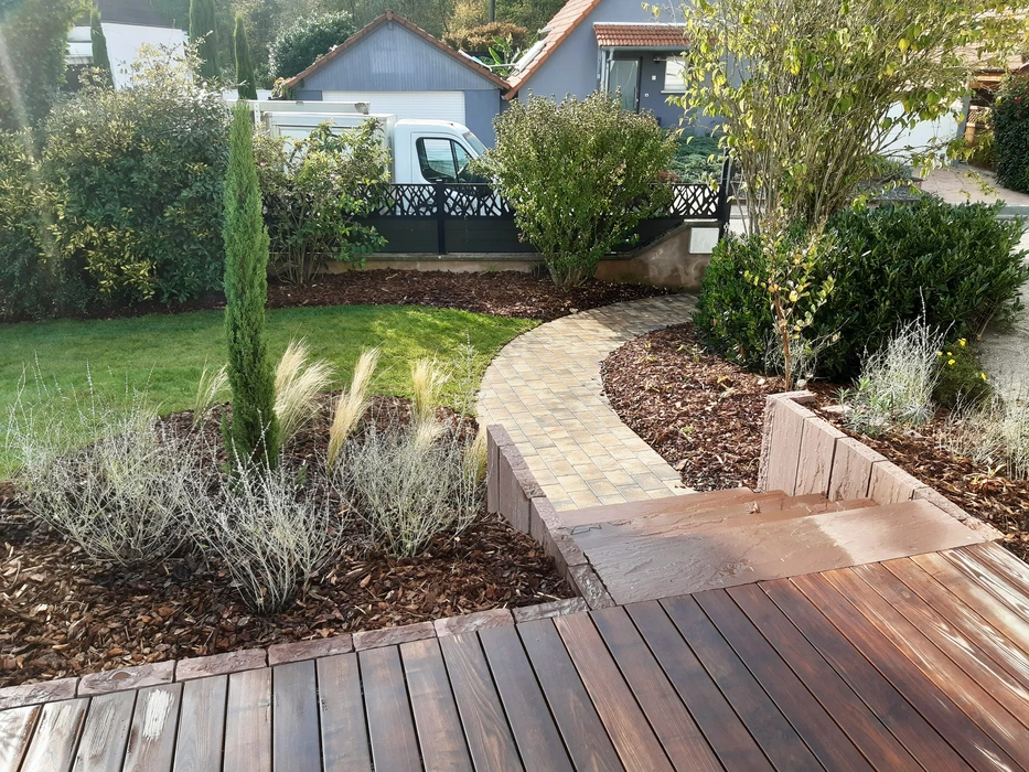 Espace extérieur résidentiel avec piscine rectangulaire à débordement, terrasse en dalles de béton beige