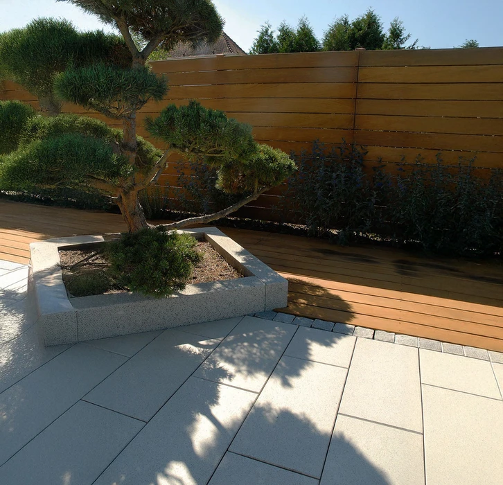 Jardin résidentiel extérieur avec aménagement paysager moderne