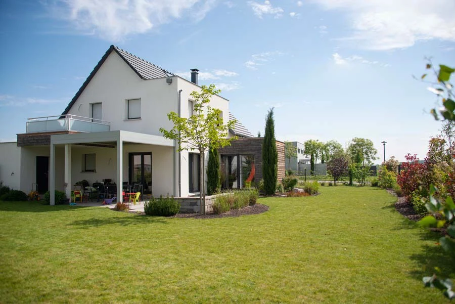 Jardin contemporain avec terrasse aménagée comprenant salon d'extérieur gris, pergola moderne et mobilier design