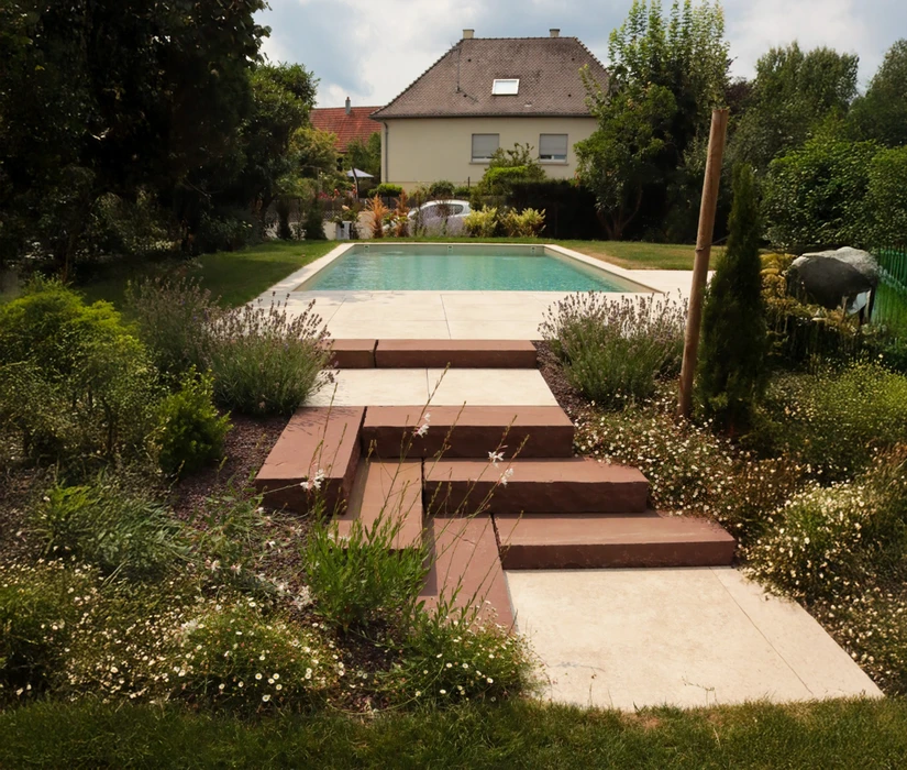 Terrasse extérieure moderne avec salon de jardin en rotin noir et coussins blancs sur plancher bois