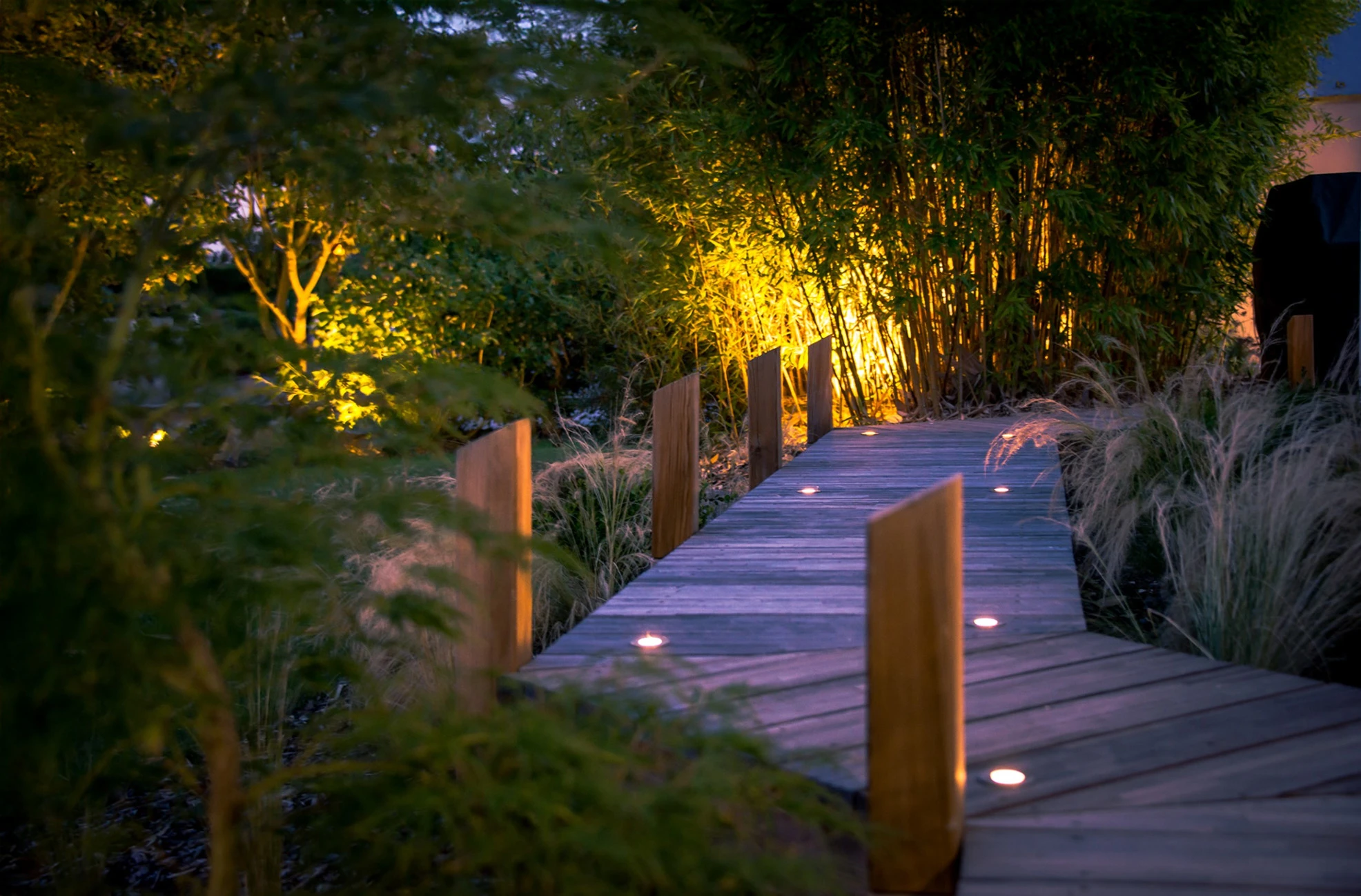 Jardin paysager avec bassin ornemental et statue classique